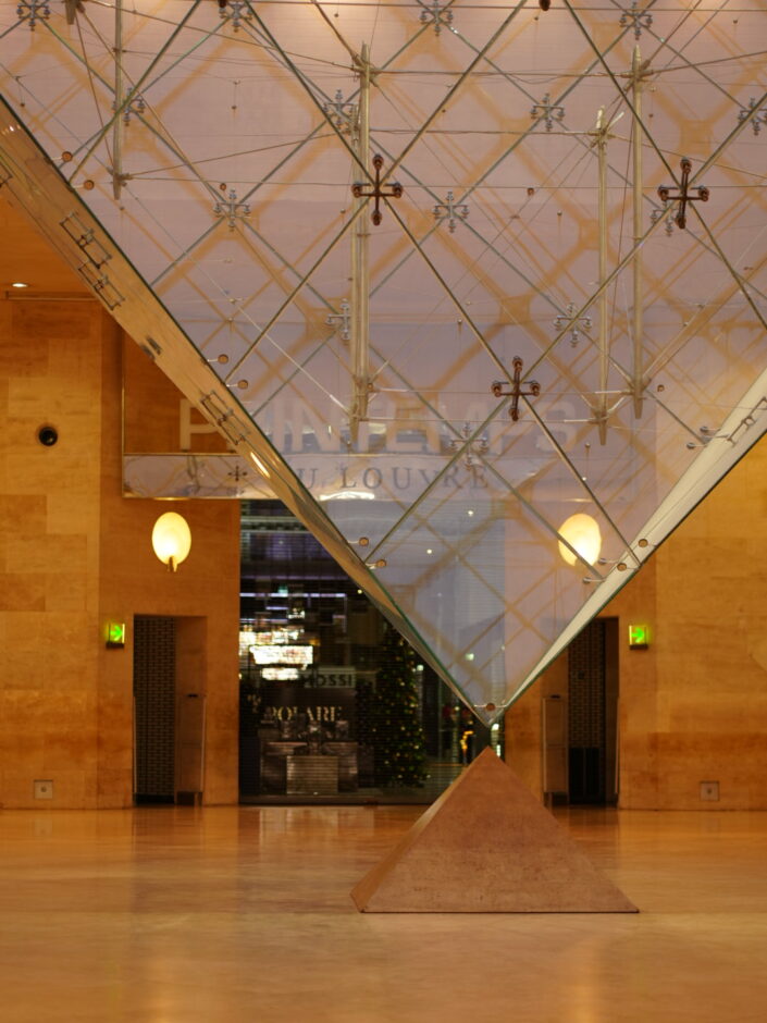 Photo magnifique pyramide louvre interieur